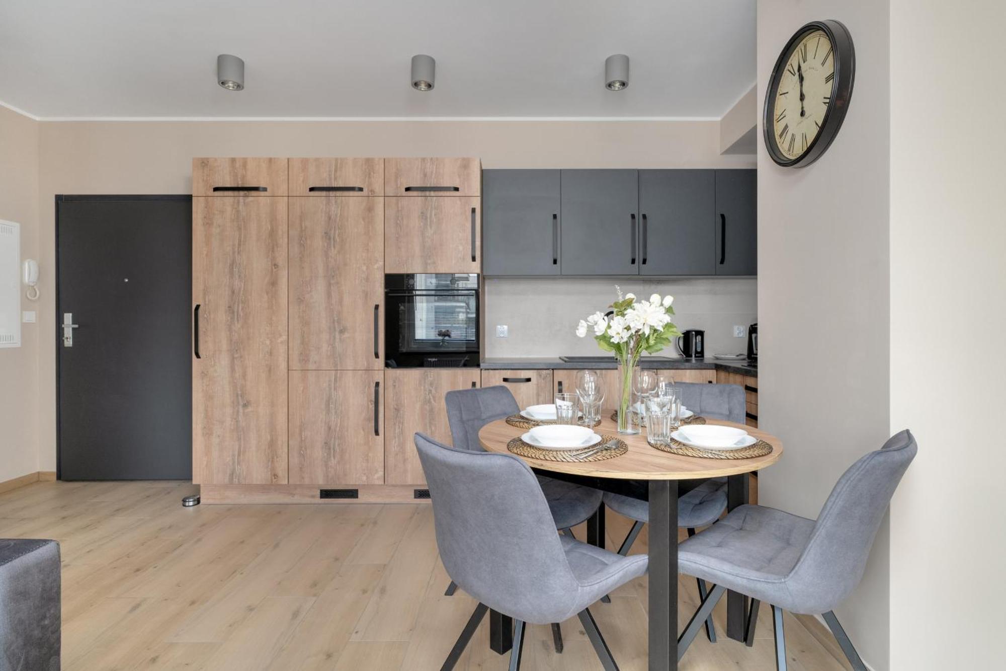 Cosy And Bright Apartment With Parking In Poznan By Noclegi Renters ภายนอก รูปภาพ